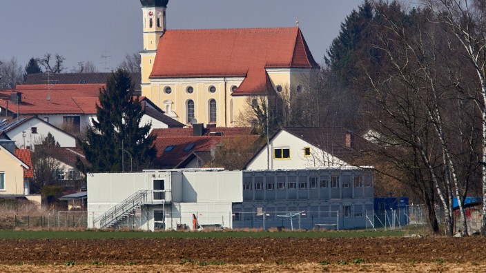 Engpass im Landkreis Ebersberg: Diese Flüchtlingsunterkunft in Pöring soll nun mehr Menschen aufnehmen.
