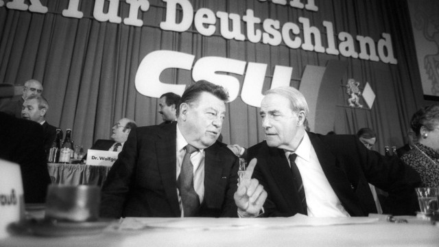 Das Politische Buch: Hardliner unter sich: Franz Josef Strauß (links) und Alfred Dregger auf einem CSU-Parteitag im Jahr 1987.