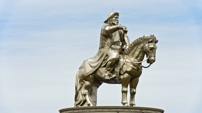Archäologie: Mongolenherrscher Dschingis Khan begründete im 12. und 13. Jahrhundert ein Weltreich mit seiner Reiterei - hier sein monumentales Reiterstandbild im mongolischen Tsonjin Boldog.