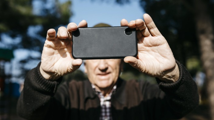 Netzkolumne: Für immer jung? Eher ein digitales Memento mori! Ein neuer Videofilter lässt ältere Menschen in den Aufnahmen wie Teenager aussehen.