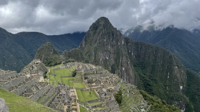 Peru: Als im vergangenen Jahr Demonstranten auf die Straßen gingen, war Machu Picchu schnell wie leer gefegt. Weil Touristen reihenweise ihre Reisen absagten, aber auch, weil sich die Bewohner am Fuß des Berges an den Protesten beteiligten.