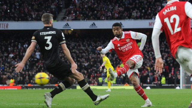 Geschichten aus dem Fußball: Reiss Nelson erzielt das 3:2 in der 97. Minute für den FC Arsenal gegen Bournemouth.