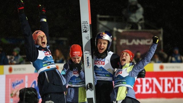 Ski -Nordisch-WM: Erfolge, die sich über Tage spannen: Katharina Althaus (rechts) bejubelt den WM-Sieg mit dem deutschen Mixed-Team.