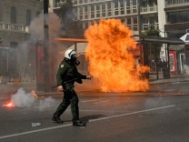 Griechenland: Demonstranten in Athen werfen Brandsätze auf Polizei
