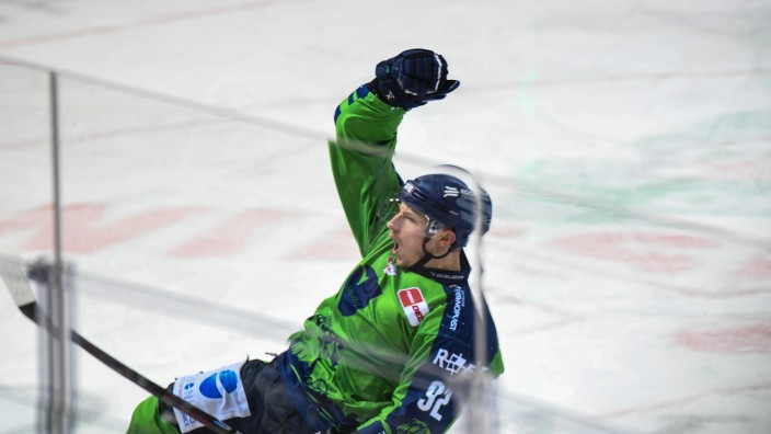 Deutsche Eishockey Liga: Erst die Beine gefunden, dann die Faust gereckt: Marcel Brandt erzielt zwei Tore für die Straubing Tigers.