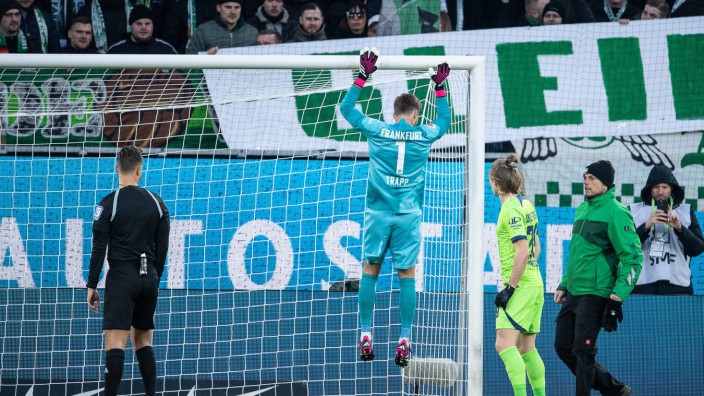 Bundesliga-Sonntagsspiel: Frankfurts Torwart Kevin Trapp hängt vor dem Spiel am Tor, um es wieder in die Verankerung zu drücken.