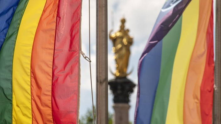 Leben und Gesellschaft in Bayern: Die Regenbogenflaggen, hier am Münchner Marienplatz, sind ein Symbol der queeren Community.