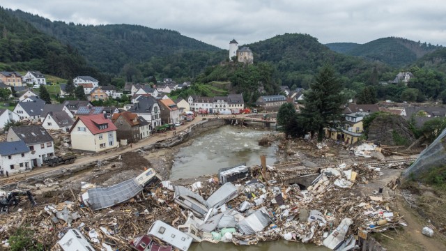 Ehrung: Massive Zerstörungen hat die Flutkatastrophe im Ahrtal im Jahr 2021 etwa in Altenahr-Kreuzberg in Rheinland-Pfalz hinterlassen.