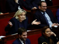 RN-Chefin Marine Le Pen während der Diskussion in Frankreichs Parlament über die Rentenreform.
