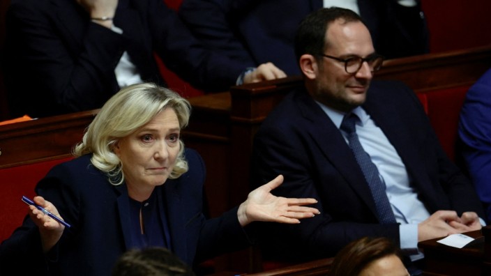 RN-Chefin Marine Le Pen während der Diskussion in Frankreichs Parlament über die Rentenreform.