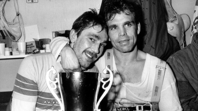 German Ice Hockey League: Those were the days: In 1990 Dieter Hegen (left) and Gerd Truntschka celebrated one of eight championship titles for DEG.