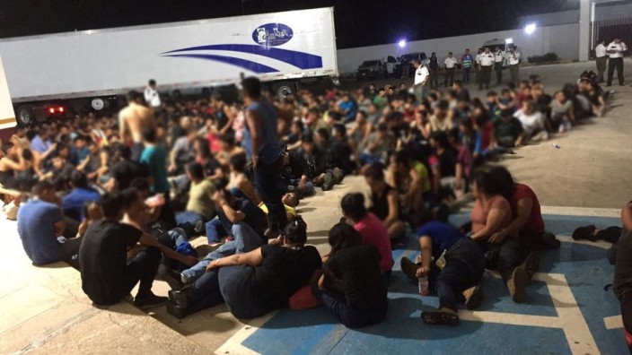 Mexiko: Die Menschen sitzen auf einer Fernstraße im mexikanischen Bundesstaat Veracruz.