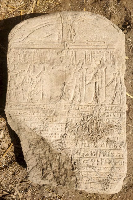 Archäologie: Forscher haben im Dendera-Tempel auch eine Steinplatte aus der römischen Zeit gefunden.