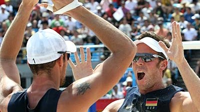 Olympische Spiele in Peking: David Klemperer und Eric Koreng sind die einzig verbliebenen deutschen Beachvolleyballer im Olympischen Turnier.