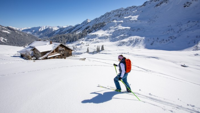 Wintersport in Vorarlberg: Es gibt schöne Ecken im winterlichen Kleinwalsertal, zum Beispiel die Schwarzwasserhütte.