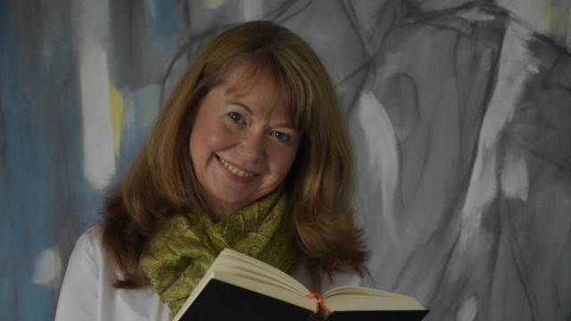 True Crime-Lesung mit Polizeivortrag: Die Historikerin Ulrike Claudia Hofmann lässt sich von den Akten "finden", die sie zu ihren True Crime-Büchern inspirieren. Das nächste - es spielt am Starnberger See in einer Promivilla - ist schon fast fertig.