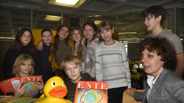 Dachauer Schülerzeitung: Das Redaktionsteam der Schülerzeitung "Ente" mit der betreuenden Lehrerin Ruth Laenen.