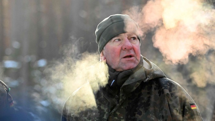 Verteidigungspolitik: Es ist kalt, die Lage ist ernst: Boris Pistorius am Dienstag bei den deutschen Soldaten in Litauen.