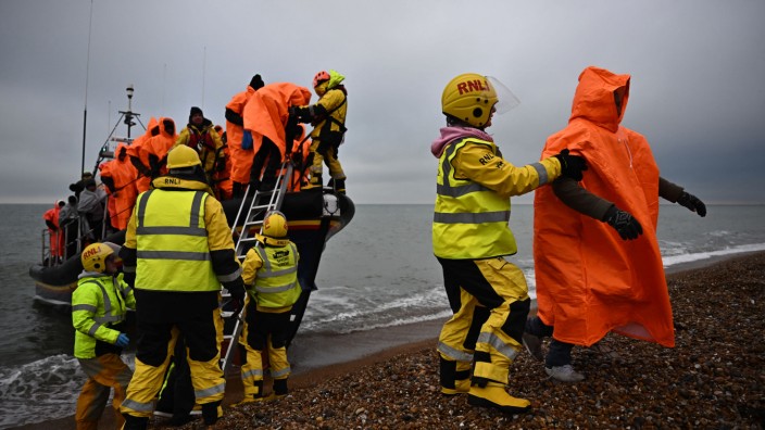 Großbritannien: Migranten, die im Ärmelkanal von Helfern aufgegriffen wurden, gelangen an der Südostküste Englands an Land.
