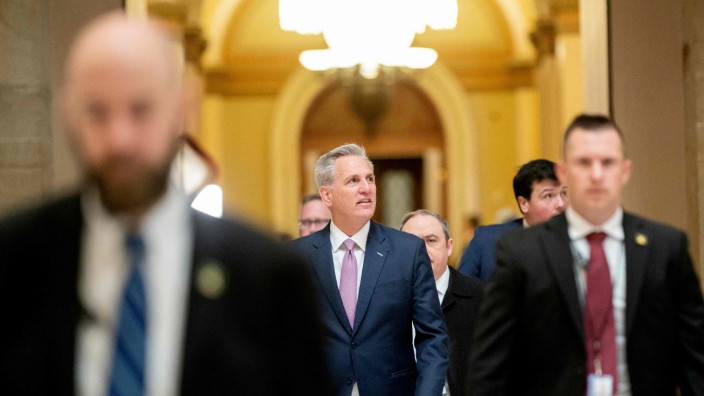 Sicherheitspolitik: Kevin McCarthy, Sprecher des Repräsentantenhauses (M.), hat seinen Besuch in Taiwan abgeblasen, will aber auch nicht wie ein Duckmäuser wirken.