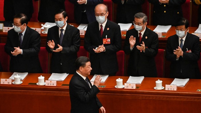 Volkskongress in Peking: In Peking tagt der Volkskongress - und applaudiert Xi (vorne). Dessen Kritik fiel bei einem nicht-öffentlichen Gespräch und wurde gezielt weitergegeben.