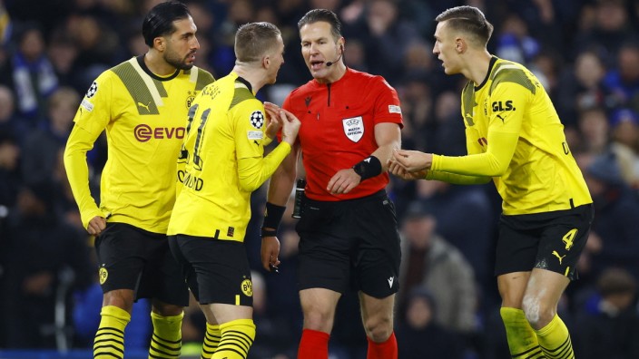 Champions League: Emre Can, Marco Reus und Nico Schlotterbeck (v. l.) bearbeiten Referee Danny Makkelie: All das half nichts, der BVB verlor in London.