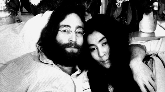 "Wish Tree" in Bernried: Make love, not war: Der britische Musiker John Lennon und seine Frau, die japanische Künstlerin Yoko Ono, geben aus einem Bett in Kanada im Juni 1968 eine Pressekonferenz.