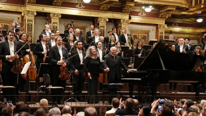 Klassik: Die Pianistin Martha Argerich, der Dirigent Daniel Barenboim und die Staatskapelle Berlin bei ihrem Gastspiel im Wiener Musikverein.