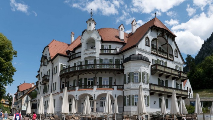 Nach der Absetzung des Königs: Zeitgemäßer Geschäftssinn: Der Wittelsbacher Ausgleichfonds hält mitnichten nur alte Schlösser und Kunstgegenstände. Ein modernes Hotel nahe Neuschwanstein gehört ihm auch.