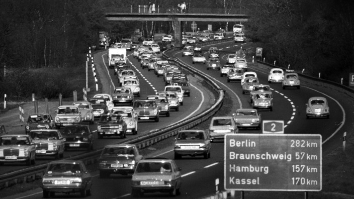 Verbrenner-Aus: Auf der A2 bei Hannover bildeten sich schon in den 70er-Jahren lange Staus - hoher Schadstoffausstoß inklusive. Die EU plant jetzt aus Klimaschutzgründen das komplette Verbot der Verbrenner-Technologie.