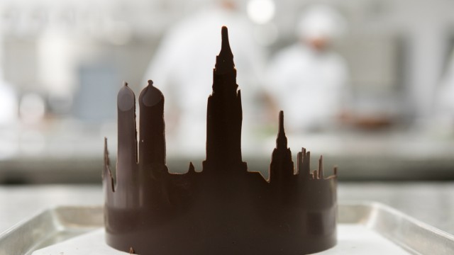 SZ-Adventskalender für gute Werke: München von seiner Schokoladenseite: Die Skyline krönt die Baumkuchen.