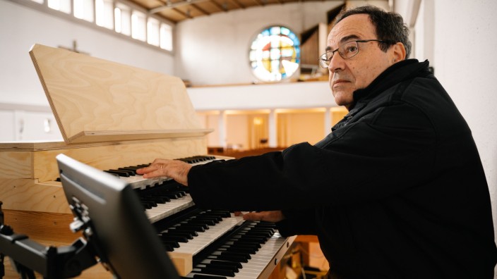 Ungewöhnliches Konzert: Marco Montanari hat für das Konzert in Sankt Magdalena die vorhandene neobarocke Orgel um eine zweite elektronische Orgel ergänzt.