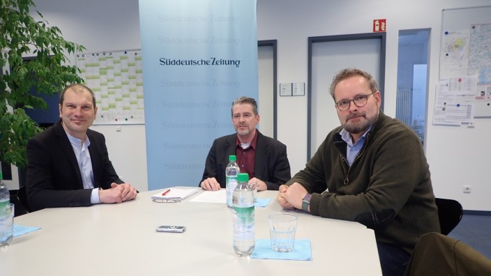 Fürstenfeldbruck: Zum Interview in der SZ-Redaktion treffen Christian Götz (BBV, links) und Andreas Lohde (CSU, rechts) aufeinander. SZ-Redakteur Stefan Salger befragt die Stichwahlkandidaten.