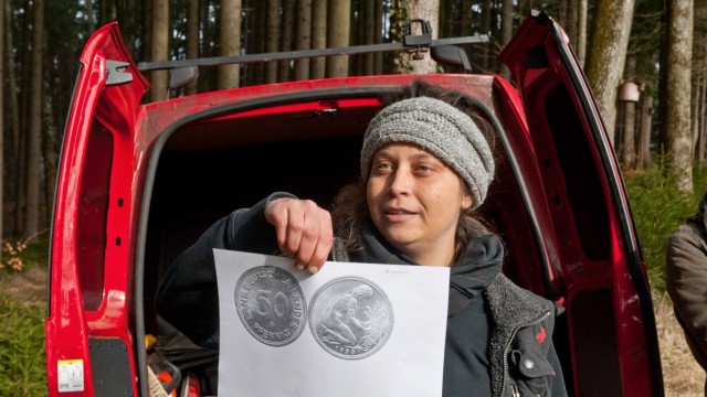 Weltfrauentag Moosach: Nicht erst jetzt wird die Frau als Pflanzerin gesehen, erläutert Försterin Lisa Beckert anhand der Prägung einer 50-Pfennig-Münze, sie zeigt die Malerin und Kunstlehrerin Johanna Werner.