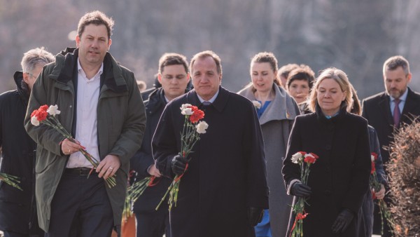 SPD-Chef Lars Klingbeil (l.) besucht gemeinsam mit osteuropäischen Vertretern sozialdemokratischer Parteien das Mahnmal für das Warschauer Ghetto.
