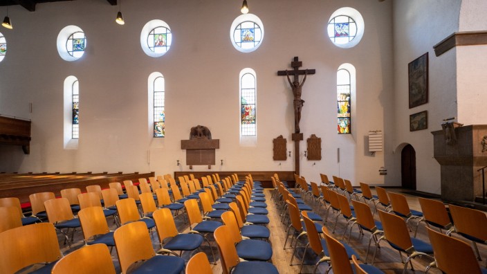 Religion: Immer häufiger bleiben die Kirchenbänke leer: In München steigt die Zahl der Austritte weiter.