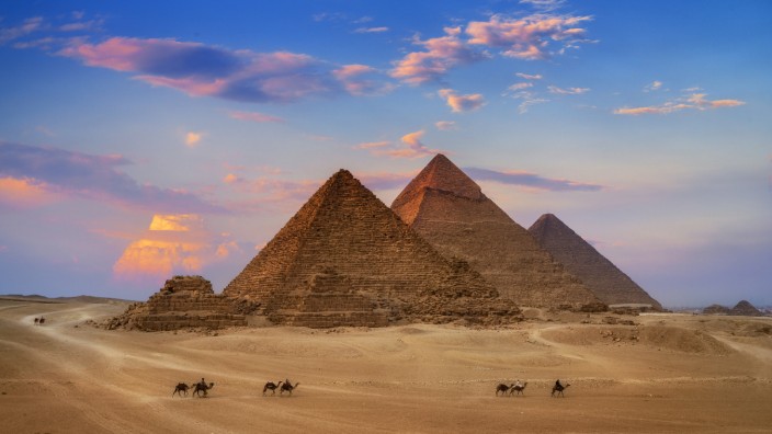Einmal im Leben: Das einzige noch erhaltene der sieben antiken Weltwunder: die Pyramiden von Gizeh, gelegen auf einem wüstenartigen Plateau 15 Kilometer östlich des Zentrums von Kairo.