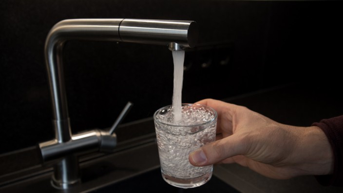 Versorgung mit Trinkwasser: Leitungswasser aus dem Wasserhahn einer Küchenspüle.