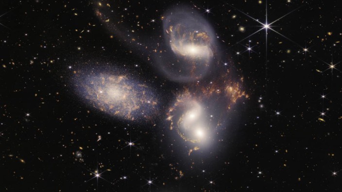 Astronomie: Wie viele Planeten mag es alleine in den fünf Galaxien im Zentrum dieses Fotos geben?
