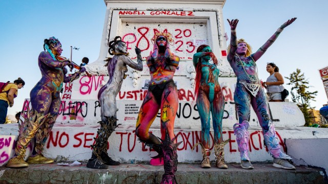 Momentaufnahmen im März: Women of the feminist group called 'Nuestros Pilares' perform during a demonstration against gender-based violence on International Women's Day in Santiago, Chile, Wednesday, March 8, 2023. (AP Photo/Esteban Felix)
