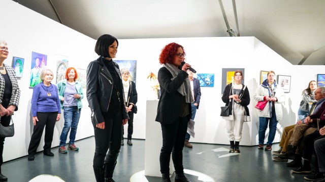 Kunst im PUC: Marta Zientkowska-Schulz, Vorsitzende des Kulturvereins, begrüßt die Gäste der Vernissage.
