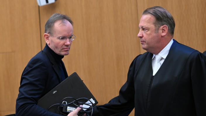 Wirecard-Prozess: Markus Braun (li.), einst Chef des untergegangenen Zahlungsdienstleisters Wirecard, mit seinem Verteidiger Alfred Dierlamm im Gerichtssaal in München.