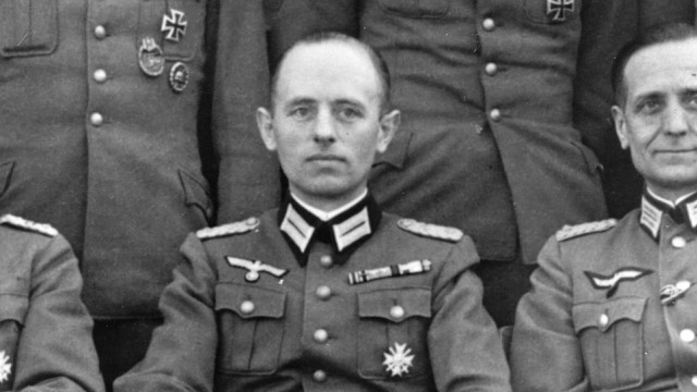 Historie: Vom Chef der Wehrmachtsabteilung "Fremde Heere Ost" bis zum Leiter des Bundesnachrichtendienstes: Reinhard Gehlen (hier in einer Aufnahme vor 1944) war berüchtigt als graue Eminenz der jungen Bundesrepublik.