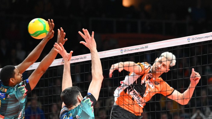Volleyball: Endlich mal über den Block: Berlins Nehemiah Mote überwindet die Hände von Wilfredo León (links).