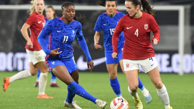 Französischer Fußball: "Wir brauchen etwas Neues, die Mädels können es nicht mehr ertragen", sagt Frankreichs Stürmerin Kadidiatou Diani (links).