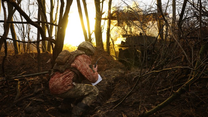 Krieg in der Ukraine: Ein ukrainischer Soldat verteidigt sein Land. Das Militär fing am Donnerstag nur rund 30 Prozent der von Russland abgefeuerten Flugkörper ab.