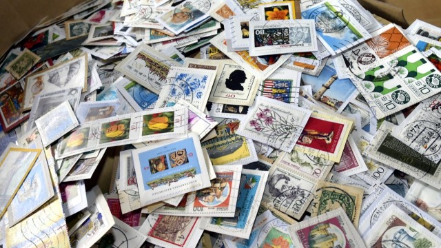 Briefmarkensammler in Erding: Briefmarken können auch heute noch kiloweise gekauft werden. Sehr wertvolle Stücke sind aber fast nie dabei.