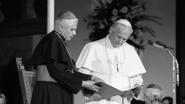 Katholische Kirche: Kardinal Joseph Ratzinger und Papst Johannes Paul II. im Jahr 1980 bei einem Gottesdienst im Münchner Dom. Auf Geheiß des Papstes schrieb der Kardinal ein verhängnisvolles Dekret.