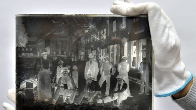 Erdinger Lokalgeschichte: Eine Glasplatte um das Jahr 1900 als Bildträger vor Azetat-und Zelluloidfilm. Die Aufnahme entstand in der Langen Zeile, der Fotograf war Johann Baptist Weiß.