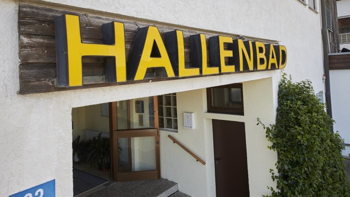 Unterbringung von Flüchtlingen: Das Hallenbad in Ascholding ist für das Landratsamt und die Regierung von Oberbayern keine Option, um Flüchtlinge unterzubringen.